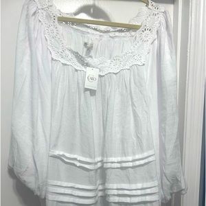 NWT white  Cato. 18-20 top. Lace decorated around neck .